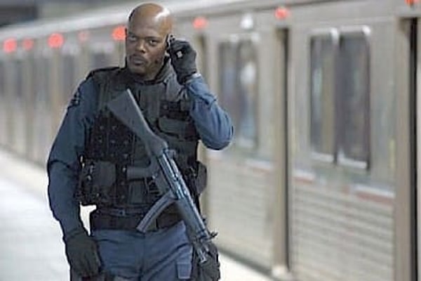 25. А вот с Сэмюэлом Л. Джексоном Джереми Реннер снимался в "S.W.A.T.: Спецназ города ангелов"