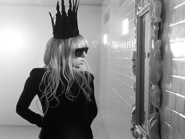 8. А кто исполнил культовый "Bad Romance"?