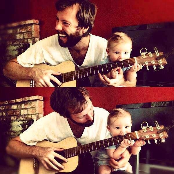 Çocuk muhtemelen harika bir gitarist olacak;
