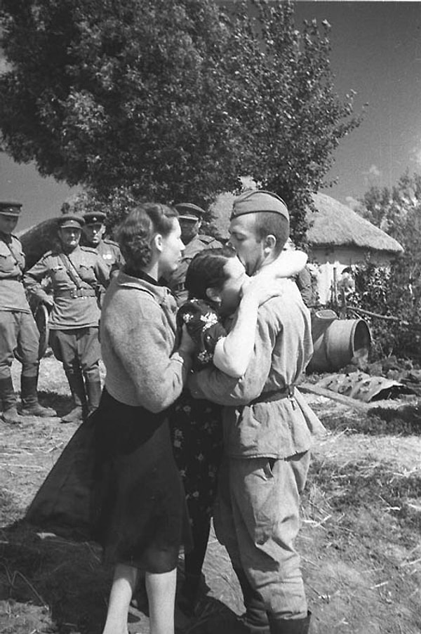 9. Анна Хитрых и ее дочь Зоя обнимают сына и брата Володю. Их муж и отец Николай в одном бою уничтожил 6 вражеских танков, но позже погиб от осколка мины. Наталья Боде, 1943 год.