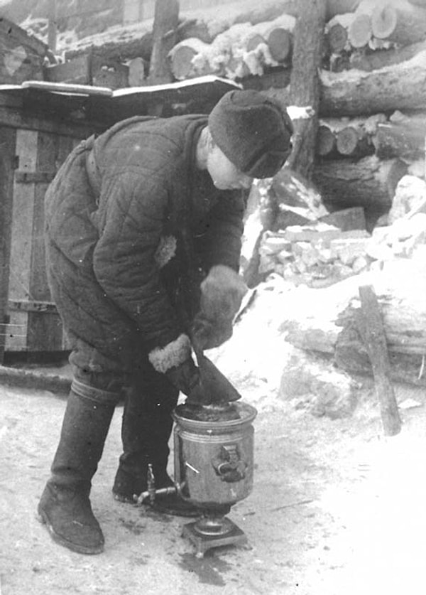 14. Солдат раздувает самовар. Яков Рюмкин.