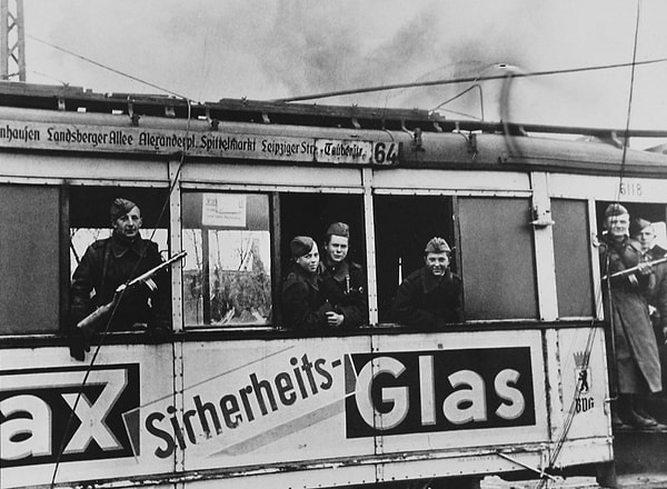 17. Автор своему фото дал такое название: "Первые "пассажиры" берлинского трамвая". Советские войска пользуются немецким общественным транспортом. Иван Шагин, 1945 год.