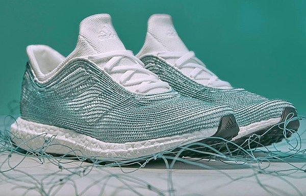12. Adidas, geri dönüştürülmüş okyanus plastiğinden üretilmiş bir milyon çift çevre dostu ayakkabı sattı.