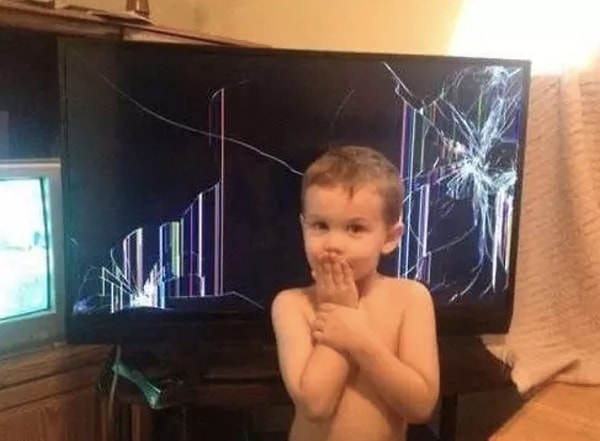 6. Родитель: «Не могу дождаться вечера, чтобы растянуться на диване и посмотреть новую серию «Игры престолов»!» Ребенок: «Упс, надеюсь, они ничего не заметят».