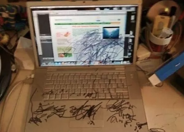 9. Родитель: «Ничего не случится, если я сбегаю на кухню на минутку и налью себе кофейку, чтобы продолжить работу». Ха, у вашего малыша другие планы.