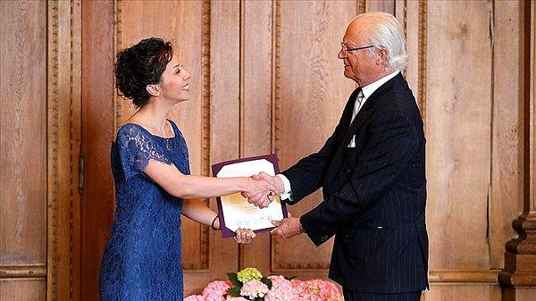 Bilim kadını Zora, ödülünü Kral Carl 16. Gustaf'ın elinden aldı.