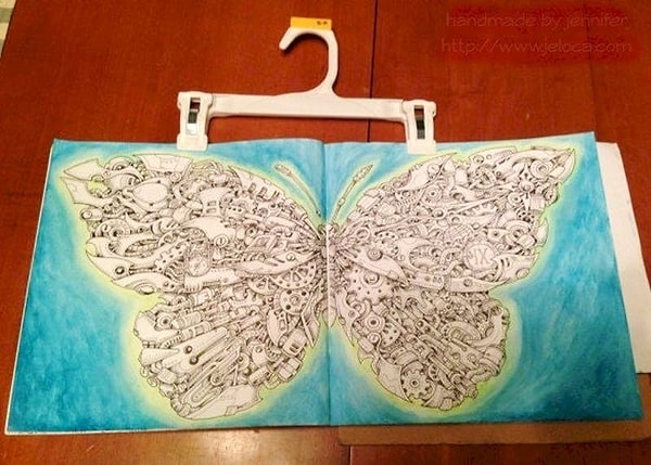 1. Гениальный способ зафиксировать книгу или альбом открытым. Все, что нужно, - вешалка для брюк с клипсами.