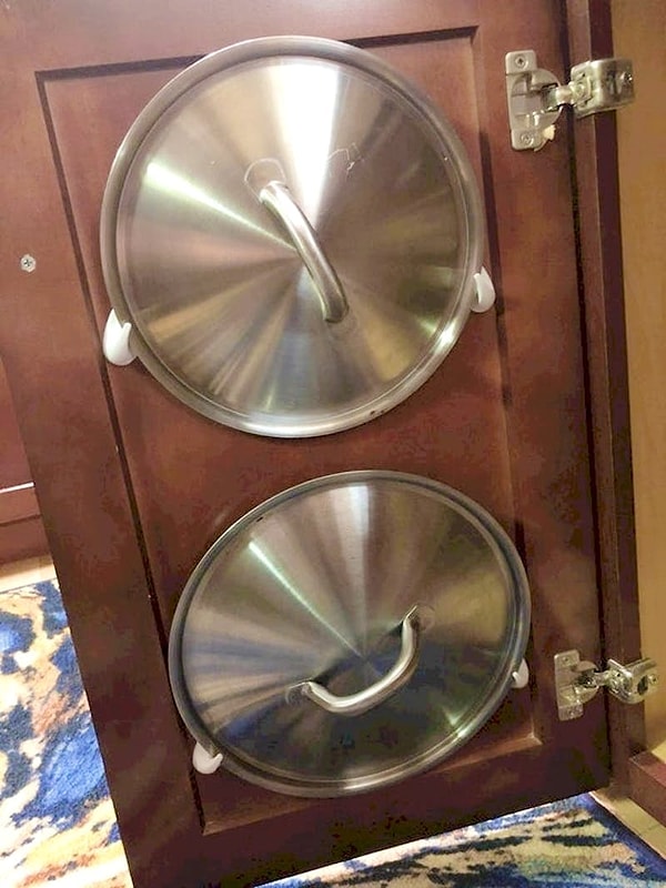 2. Все еще не знаете, что делать со всеми этими крышками от кастрюль и сковородок? Вот вам простое решение!