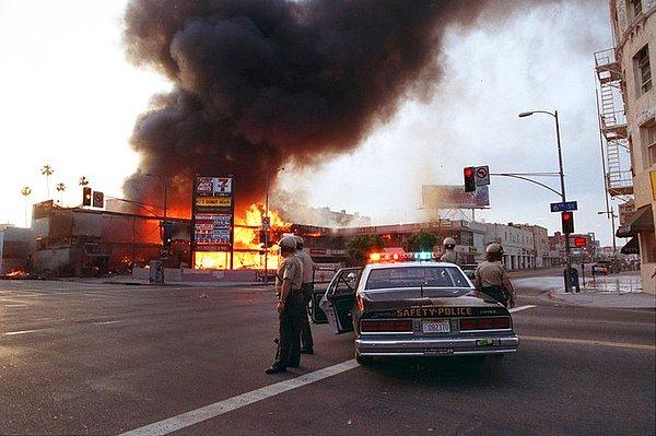 1992 - Los Angeles'ta çıkan halk ayaklanmasında, üç gün içinde 54 kişi öldü ve yüzlerce bina tahrip edildi.