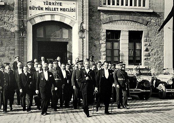 1920 - TBMM'nin ilk Bakanlar Kurulu oluşturuldu. İcra Vekilleri Heyeti, Mustafa Kemal Başkanlığında ilk toplantısını yaptı.