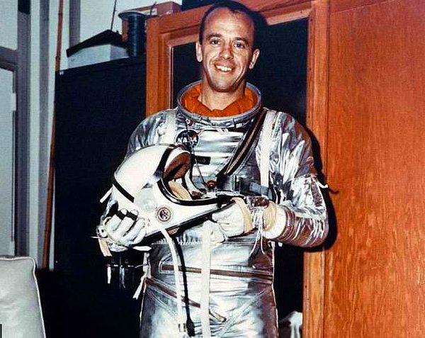 1961 - Alan Shepard, ABD'nin uzaya gönderdiği ilk insan oldu.