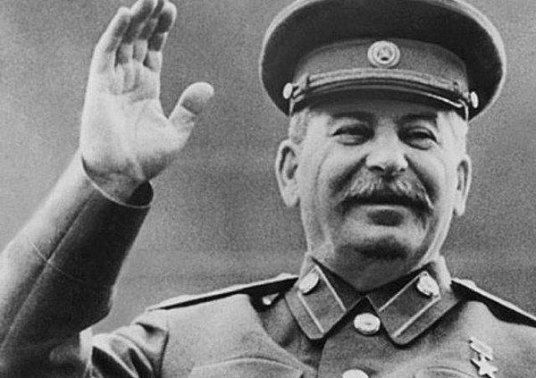 6. Joseph Stalin aslında bir papaz olmak istiyordu fakat final sınavlarını kaçırdığı için Papaz Okulu'ndan atılmıştı.