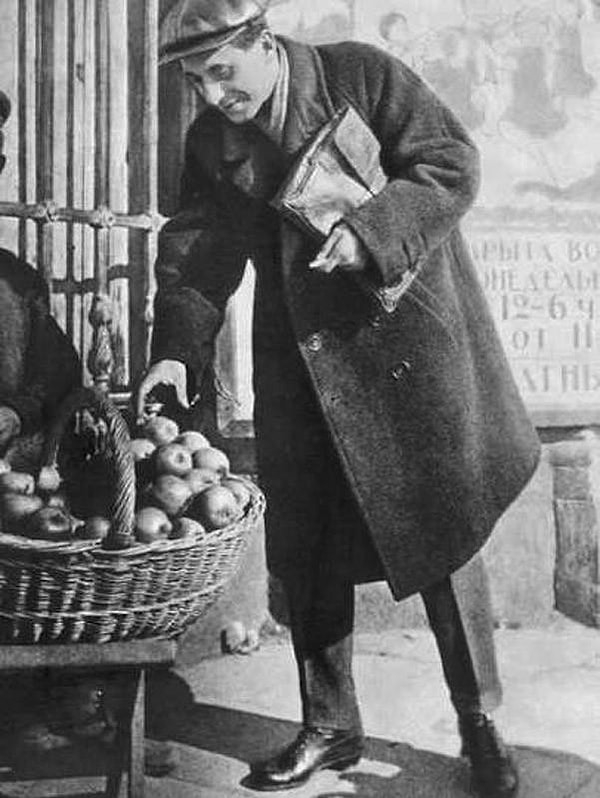 1. Это фото - дебют Игнатовича на фотографическом поприще. Он снял писателя Михаила Зощенко, покупающего яблоки.