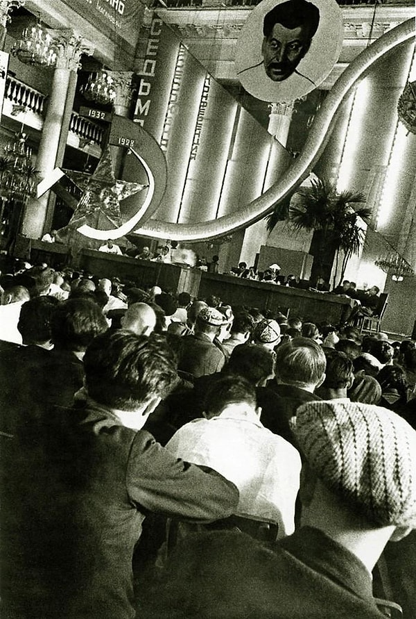 12. "В зале VII Конференции ВЛКСМ"