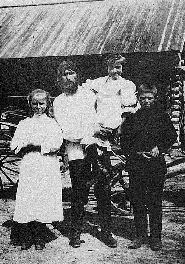 Kimilerine göre bir şeytan kimilerine göre de bir kurtarıcı olan Rasputin, 1869 yılında Ural dağlarında küçük bir köyde doğdu.