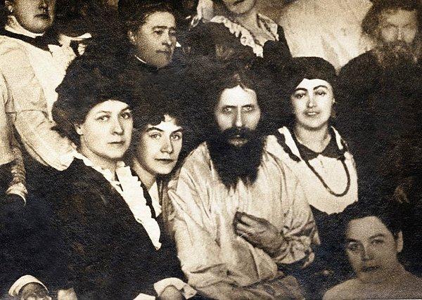 Köylü bir papazın yükseldiği bu "sağ kol" pozisyonu, geleneksel rahip kastını çok öfkelendirmişti. Rasputin'in Çariçe ve kızlarıyla ahlaksız ilişkilere girdiğine dair dedikodular yayılmıştı.
