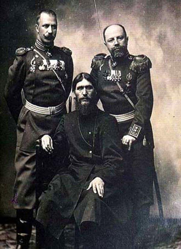 Bu dönem I. Dünya Savaşı patlak verdi. Rasputin, galip gelmenin tek yolunun Çar Nikolay'ın ordunun başına geçmesiyle olacağını söylemişti. Bunun üzerine Çar ordunun başına geçti...