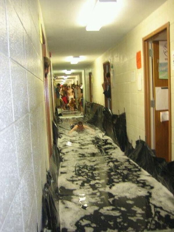 1. Развлечения в общаге... Когда захотелось в аквапарк