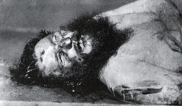 Ardından ateş edildi ve 3 merminin isabet etmesiyle Rasputin sonunda yere düştü. Yanına gelen düşmanları hala ölmediğini görünce dövüp bağlayıp nehre attılar.