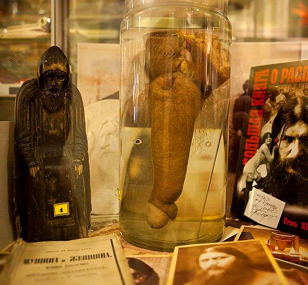 Rasputin'e dair bir diğer tuhaf bilgi ise ona "aşk makinesi" lakabını kazandıran cinsel organının Rusya'da bir müzede halen saklanıyor olması. İçi formaldehit dolu olan bir kavanozda tutulan Rasputin'in cinsel organı, ölümünden sonra Fransa'ya götürüldü...