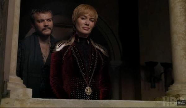Bu arada o yas tutan siyah görünümünü değiştirip, Lannister kırmızıya geçiş yapmış.