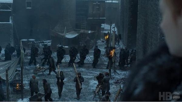 Winterfell'de ise Sansa insanların tekrar çalışmaya başlamasını izliyor.