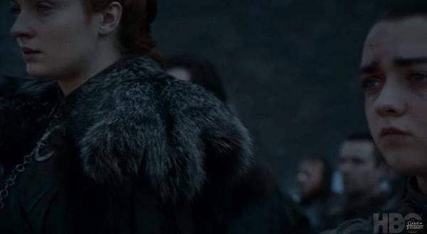 Savaştan sağ kurtulan Sansa, Arya, Gendry ve Sam bir şey izliyorlar. Muhtemelen yakılan ölü bedenler...