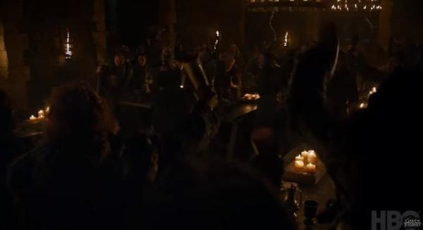 Westeros'a geldiğinden beri ilk defa, insanlar onunla aynı odada olduğu için mutlu gözüküyorlar.