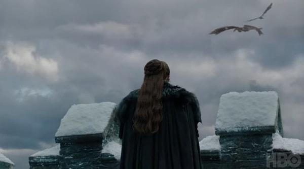 Sansa havada süzülen ejderhaları izliyor.