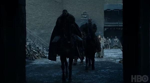 Daha sonra Winterfell'den ayrılan Jon ve Ser Davos'ı görüyoruz.