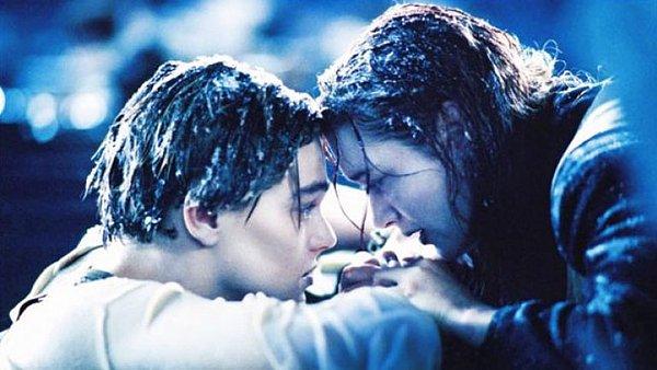 21. Titanic'de, Rose üzerinde bulunduğu tahta parçasında Jack ile sırayla oturmak yerine onun ölmesine izin veriyor.