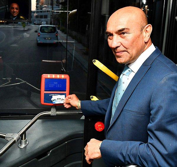 Uygulama, yeni dönemin ilk günü olması sebebiyle otobüs şoförleriyle bir araya gelen İzmir Büyükşehir Belediye Başkanı Tunç Soyer tarafından duyuruldu.