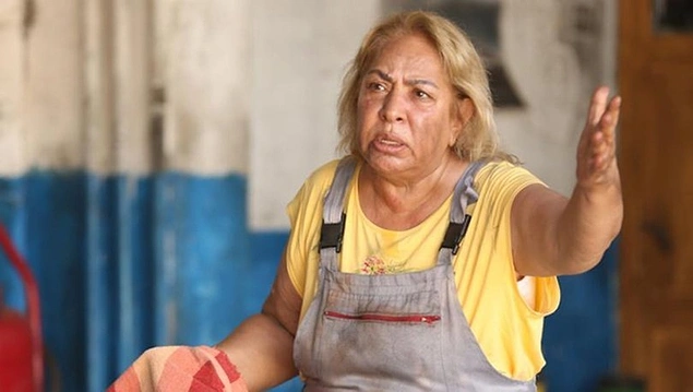 Ailesinin kÃ¶kÃ¼ Halep'e dayanan, doÄma bÃ¼yÃ¼me KahramanmaraÅlÄ± olan yarÄ± YÃ¶rÃ¼k, yarÄ± KÃ¼rt kÄ±zÄ± o. Ailesi DÃ¼zce'ye gÃ¶Ã§Ã¼p bir de ekmeklerini orada aramak isteyince onun hikayesi de deÄiÅmiÅ.