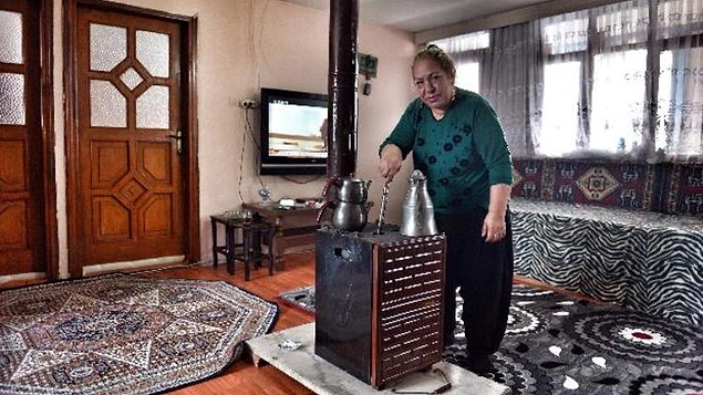 Zaten o da Ã§ok gÃ¶z Ã¶nÃ¼nde olmayÄ± sevmedi hiÃ§bir zaman. AltÄ±nda basma eteÄi, salonunda anam babam usulÃ¼ somyasÄ±yla aile hayatÄ±nÄ±, iÅinden Ã§ok daha fazla Ã¶nemsedi.