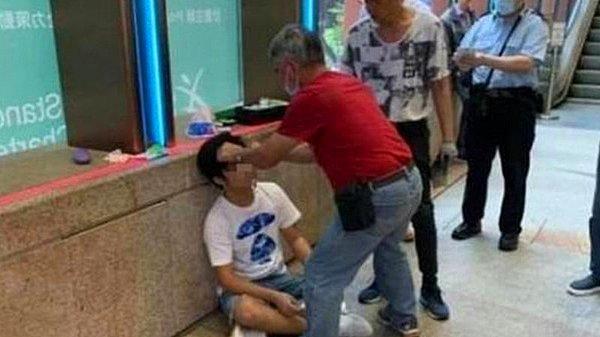 Sosyal medyada paylaşılan bir fotoğrafta, Causeway Bay adlı sinemada yaşanan olayın ardından adı açıklanmayan adamın kaldırımda kanlar içinde kaldığı görülüyor.