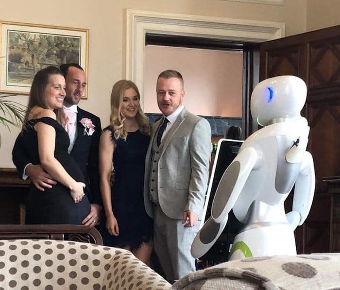 Kızılötesi Sensörler ve Yüz Tanıma Özelliği ile Düğün Fotoğrafçılığı Yapan Robot: Eva