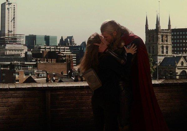 13. Bir kapanış sahnesi bilgimiz var! Thor: The Dark World'deki öpüşme sahnesinde Jane'i oynayan kişi Natalie Portman değil, Chris Hemsworth'ün eşi.