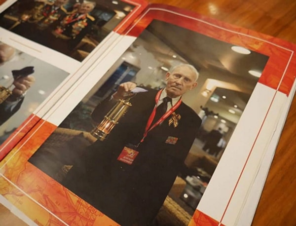 14. Медали и награды, к сожалению, не компенсируют продувающие зимой окна и слезающие со стен обои...