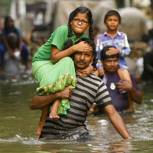 6. Sel sularında çocuklarını taşıyan babalar...