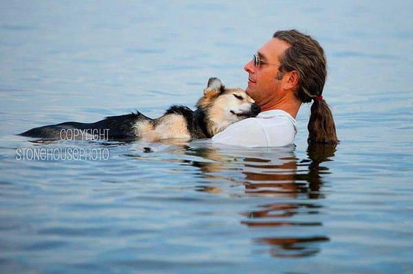 10. Eklem iltihabı olan köpek ve sahibi her gün göle gidiyorlar ve köpek sahibinin kollarında uyuyakalıyor.