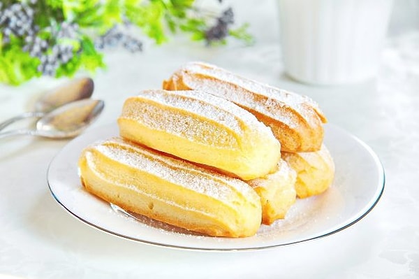 1. Допустим, вы хотите съесть сладкий-сладкий эклер, где очень много крема. Но вот незадача, рядом с вами сидит мужчина. Как будете есть?