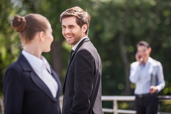 2. Допустим, вам понравился мужчина, который оказался с вами в одной компании. Как привлечете его внимание?