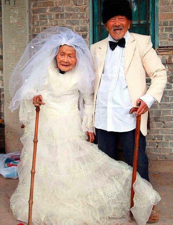 20. 88 yıllık evliliklerinden sonra sonunda düğün fotoğrafları çektirme fırsatı bulan çift: