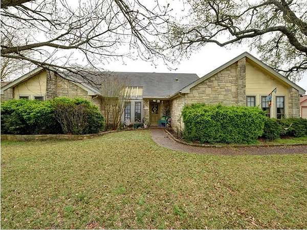 1. Очаровательный с виду дом в Техасе был выставлен на продажу в Интернете за 400 тыс. долларов.