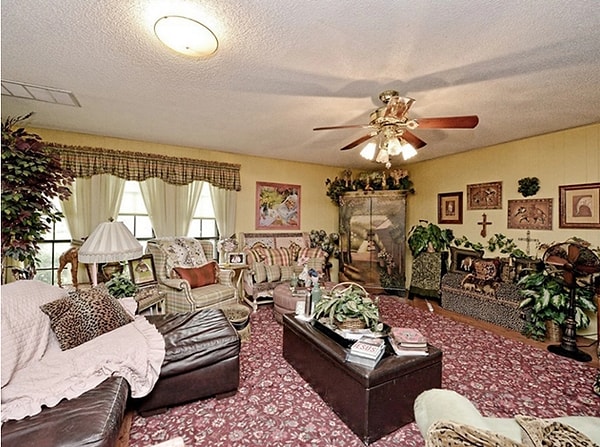 4. Гостиная также задекорирована в стиле "В каждом углу золочена кровать".