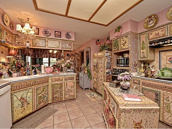 6. Кухня, в свою очередь, является ярким примером того, как далеко может зайти увлечение декупажем в качестве хобби.