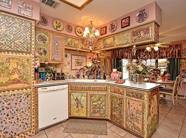 8. К счастью, посудомоечную машину не украсили в технике декупажа.