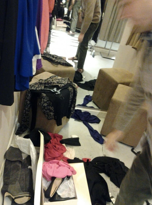 3. А вы знали, что порой возле кабинок стоят сотрудники, которые могут забрать ненужные вам вещи? Представьте себе, это правда! 😆