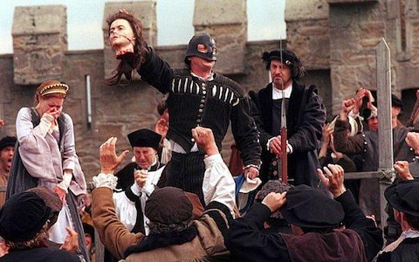 Jean-Paul Marat’ın katili Charlotte Corday 1793 yılında giyotinle idam edildiğinde söylentilere göre Francois le Gros isimli bir adam onun kafasını havaya kaldırıp suratına tokat atmıştır.