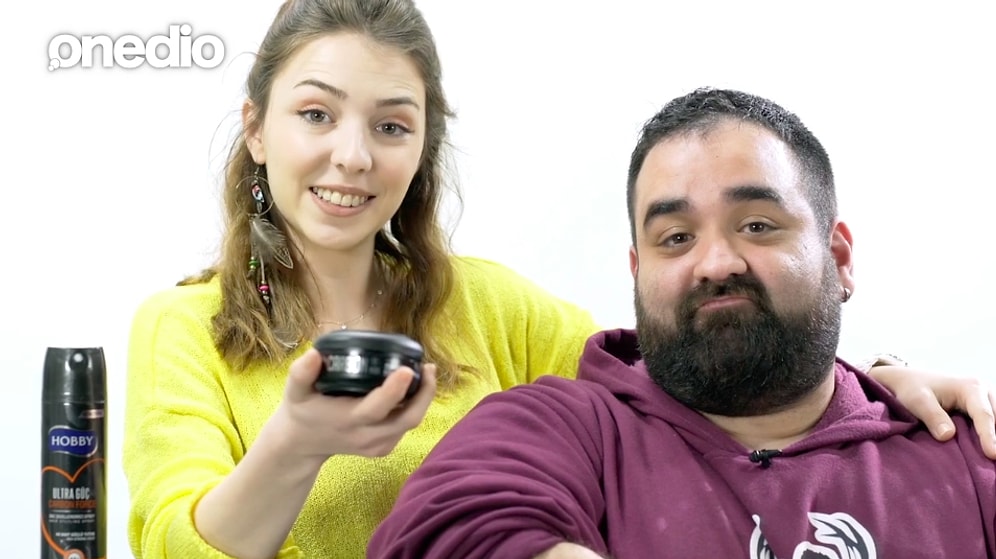 Kızlar Erkeklerin Saçını Yapmaya Çalışıyor